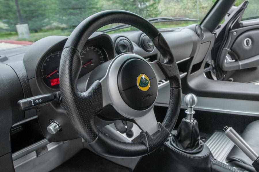 Детали интерьера Lotus Exige S240 2008 года  (фото 78 из 108)